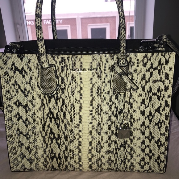 ❌SOLD❌Michael Kors Snake Skin Mercer Satchel - Picture 2 of 5